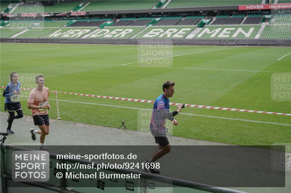 05.10.2025 - 20. swb-Marathon Bremen Michael Burmester http://msf.ph/oto/9241698 05.10.2025 10:35:12 Laufen im Stadion 7147, 7163, 9183, 9188, 9201, 9219, 9292, 9350, 9430, 9495, 9508, 9540, 9550, 9576, 9582, 9601, 9612, 9622, 9625, 9666, 9669, 9672, 9719, 9720, 9722, 9766, 9790, 9797, 9844, 9847, 9886, 9925, 9952, 9968, 9981, 10049, 10055, 10080, 10088, 10105, 10145, 10169, 10179, 10200, 10225, 10260, 10263, 10281, 10329, 10341, 10368, 10377, 10395, 10397, 10527, 10555, 10644, 10645, 10653, 10694, 10834, 10845, 10950, 10988, 7101, 7215, 9372, 9472, 9547, 9585, 9719, 9783, 9820 meine-sportfotos.de