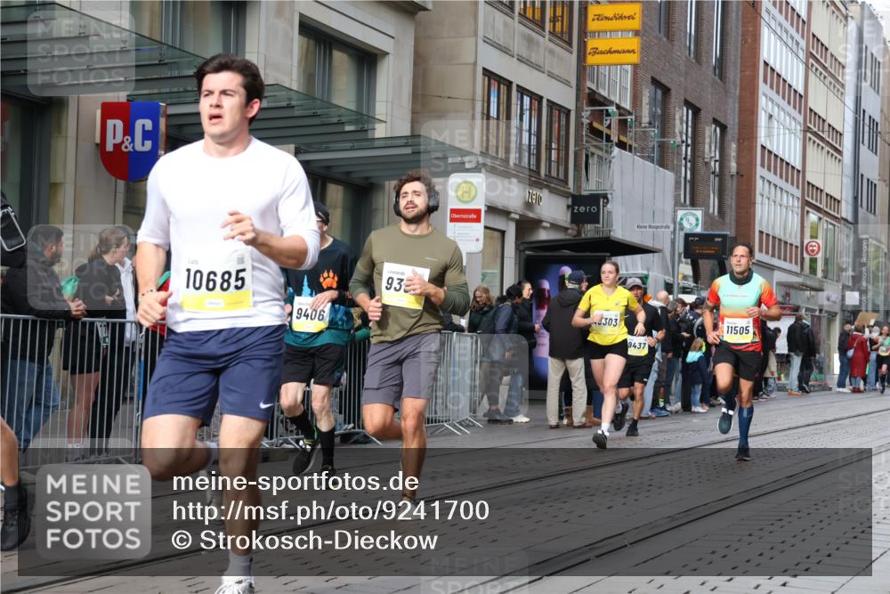 05.10.2025 - 20. swb-Marathon Bremen Strokosch-Dieckow http://msf.ph/oto/9241700 05.10.2025 10:48:17 Ziel 8787, 9261, 9298, 9385, 9406, 9437, 9478, 9482, 9665, 9729, 9958, 10109, 10131, 10177, 10211, 10303, 10685, 10799, 11005, 11096, 11357, 11505, 8787, 9261, 9298, 9385, 9406, 9437, 9478, 9482, 9665, 9729, 9958, 10109, 10131, 10177, 10211, 10303, 10685, 10799, 11005, 11096, 11357, 11505 meine-sportfotos.de
