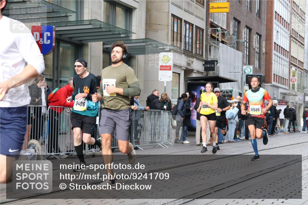05.10.2025 - 20. swb-Marathon Bremen Strokosch-Dieckow http://msf.ph/oto/9241709 05.10.2025 10:48:17 Ziel 8787, 9261, 9298, 9385, 9406, 9437, 9478, 9482, 9665, 9729, 9958, 10109, 10131, 10177, 10211, 10303, 10685, 10799, 11005, 11096, 11357, 11505, 8787, 9261, 9298, 9385, 9406, 9437, 9478, 9482, 9665, 9729, 9958, 10109, 10131, 10177, 10211, 10303, 10685, 10799, 11005, 11096, 11357, 11505 meine-sportfotos.de