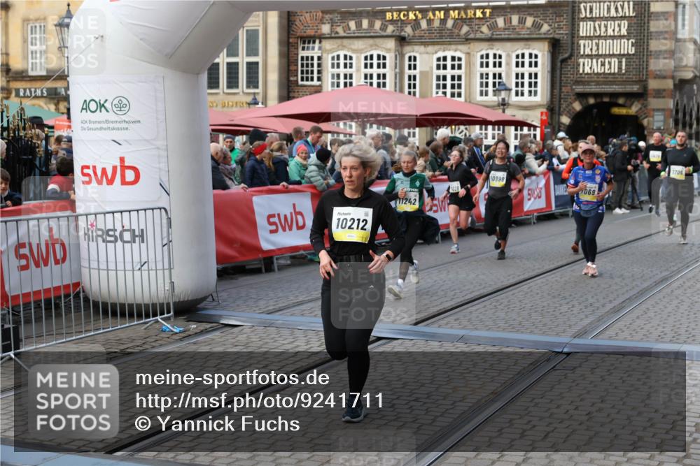 05.10.2025 - 20. swb-Marathon Bremen Yannick Fuchs http://msf.ph/oto/9241711 05.10.2025 11:08:45 Ziel 7069, 7706, 9481, 9982, 10134, 10212, 10787, 10859, 10998, 11028, 11073, 11076, 11242 meine-sportfotos.de