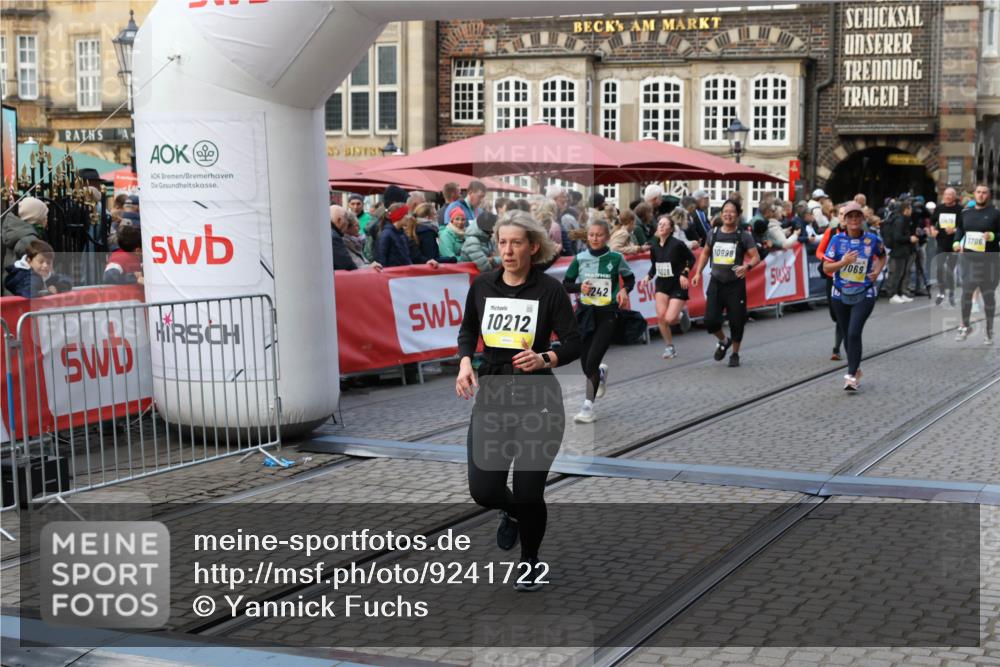 05.10.2025 - 20. swb-Marathon Bremen Yannick Fuchs http://msf.ph/oto/9241722 05.10.2025 11:08:45 Ziel 7069, 7706, 9481, 9982, 10134, 10212, 10787, 10859, 10998, 11028, 11073, 11076, 11242 meine-sportfotos.de