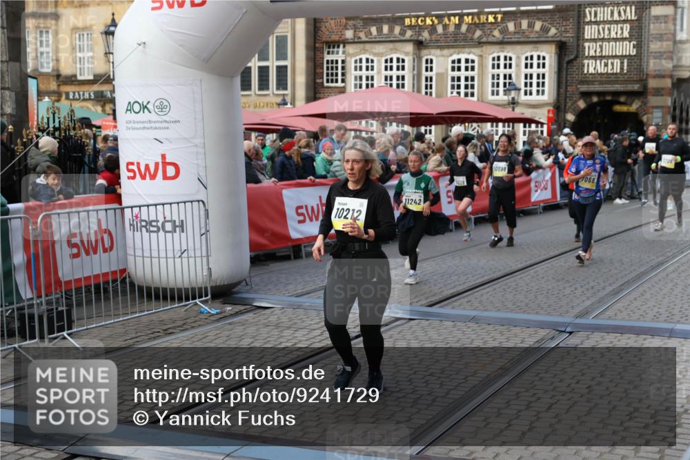 05.10.2025 - 20. swb-Marathon Bremen Yannick Fuchs http://msf.ph/oto/9241729 05.10.2025 11:08:45 Ziel 7069, 7706, 9481, 9982, 10134, 10212, 10787, 10859, 10998, 11028, 11073, 11076, 11242 meine-sportfotos.de