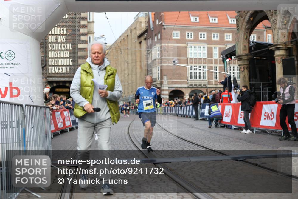 05.10.2025 - 20. swb-Marathon Bremen Yannick Fuchs http://msf.ph/oto/9241732 05.10.2025 10:41:22 Ziel 9262, 11069, 11086 meine-sportfotos.de