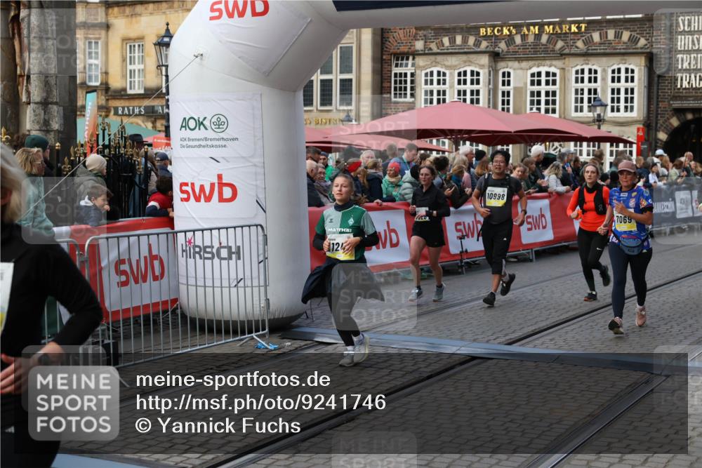 05.10.2025 - 20. swb-Marathon Bremen Yannick Fuchs http://msf.ph/oto/9241746 05.10.2025 11:08:46 Ziel 7069, 7706, 9982, 10134, 10212, 10787, 10859, 10998, 11028, 11073, 11076, 11242 meine-sportfotos.de