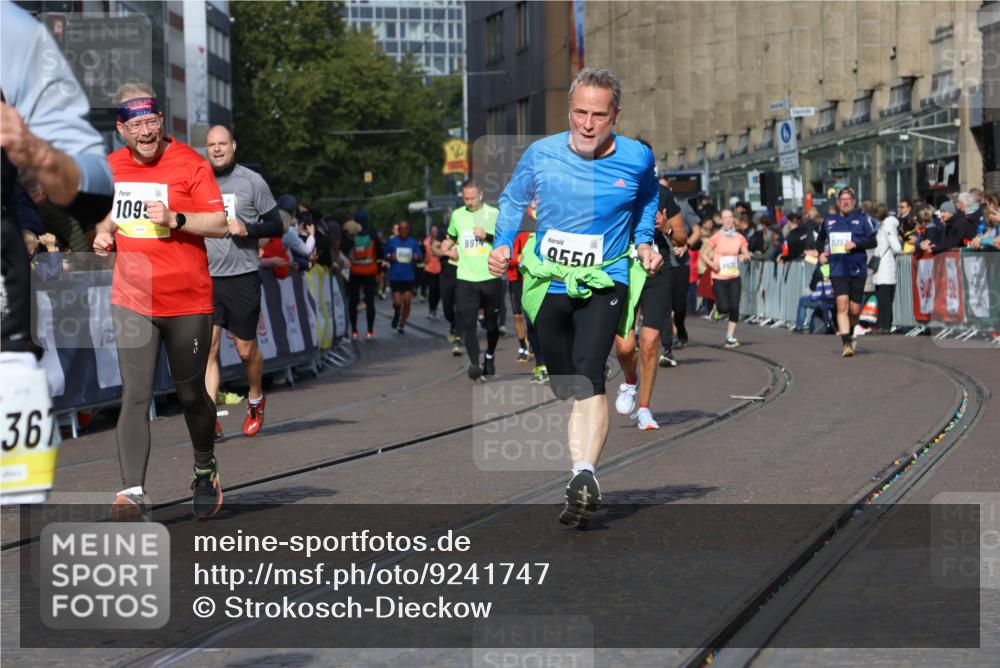 05.10.2025 - 20. swb-Marathon Bremen Strokosch-Dieckow http://msf.ph/oto/9241747 05.10.2025 10:57:24 Ziel 7101, 9000, 9215, 9260, 9550, 9625, 10139, 10281, 10367, 10645, 10950, 11606 meine-sportfotos.de