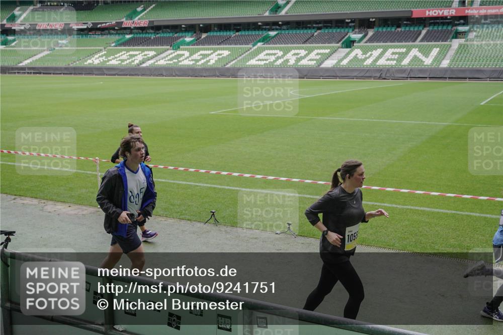 05.10.2025 - 20. swb-Marathon Bremen Michael Burmester http://msf.ph/oto/9241751 05.10.2025 10:35:14 Laufen im Stadion 7147, 7163, 9183, 9188, 9201, 9219, 9292, 9350, 9430, 9495, 9508, 9540, 9550, 9576, 9582, 9601, 9612, 9622, 9625, 9666, 9669, 9672, 9720, 9722, 9766, 9790, 9797, 9847, 9886, 9925, 9952, 9968, 9981, 10049, 10055, 10080, 10084, 10105, 10145, 10169, 10179, 10200, 10225, 10260, 10263, 10281, 10329, 10341, 10368, 10377, 10395, 10397, 10527, 10555, 10644, 10645, 10653, 10694, 10834, 10845, 10950, 10988, 7101, 7215, 9372, 9472, 9547, 9585, 9719, 9783, 9820 meine-sportfotos.de