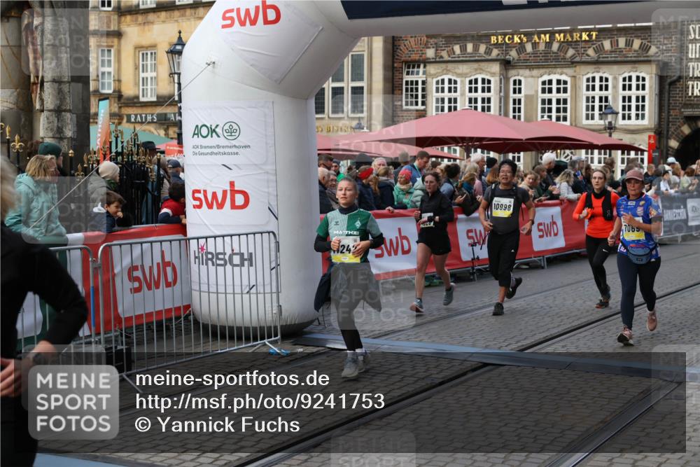 05.10.2025 - 20. swb-Marathon Bremen Yannick Fuchs http://msf.ph/oto/9241753 05.10.2025 11:08:46 Ziel 7069, 7706, 9982, 10134, 10212, 10787, 10859, 10998, 11028, 11073, 11076, 11242 meine-sportfotos.de