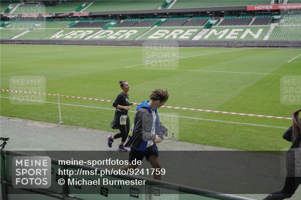 05.10.2025 - 20. swb-Marathon Bremen Michael Burmester http://msf.ph/oto/9241759 05.10.2025 10:35:15 Laufen im Stadion 7147, 7163, 9183, 9188, 9201, 9219, 9292, 9350, 9430, 9495, 9508, 9540, 9550, 9576, 9582, 9601, 9612, 9622, 9625, 9666, 9669, 9672, 9720, 9722, 9766, 9790, 9797, 9847, 9886, 9914, 9925, 9952, 9962, 9968, 9981, 10049, 10055, 10080, 10084, 10105, 10145, 10169, 10179, 10200, 10225, 10260, 10263, 10281, 10329, 10341, 10368, 10377, 10395, 10397, 10527, 10555, 10644, 10645, 10653, 10694, 10834, 10845, 10950, 10988, 7101, 7215, 9372, 9472, 9547, 9585, 9719, 9783, 9820 meine-sportfotos.de