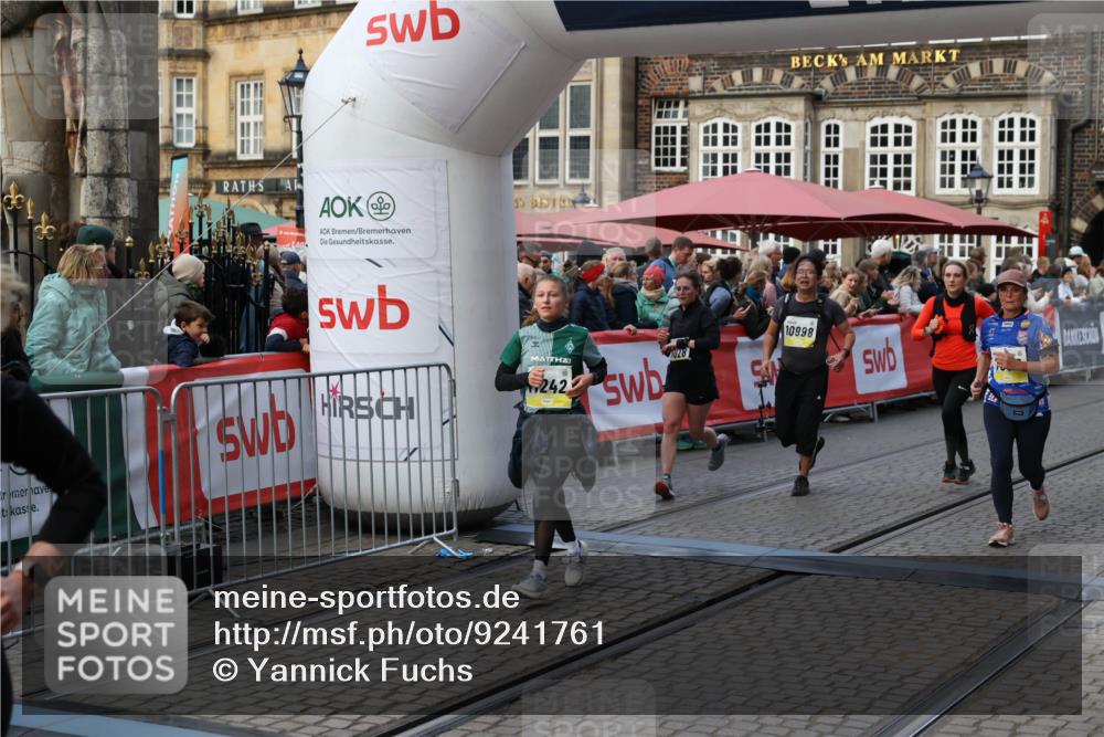 05.10.2025 - 20. swb-Marathon Bremen Yannick Fuchs http://msf.ph/oto/9241761 05.10.2025 11:08:47 Ziel 7069, 7706, 9276, 9982, 10134, 10212, 10787, 10998, 11028, 11073, 11076, 11242 meine-sportfotos.de