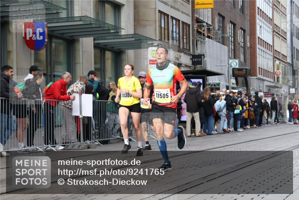 05.10.2025 - 20. swb-Marathon Bremen Strokosch-Dieckow http://msf.ph/oto/9241765 05.10.2025 10:48:19 Ziel 7414, 9261, 9298, 9385, 9406, 9437, 9478, 9482, 9674, 9729, 10131, 10177, 10303, 10685, 10799, 11005, 11096, 11357, 11505, 7414, 9261, 9298, 9385, 9406, 9437, 9478, 9482, 9674, 9729, 10131, 10177, 10303, 10685, 10799, 11005, 11096, 11357, 11505 meine-sportfotos.de