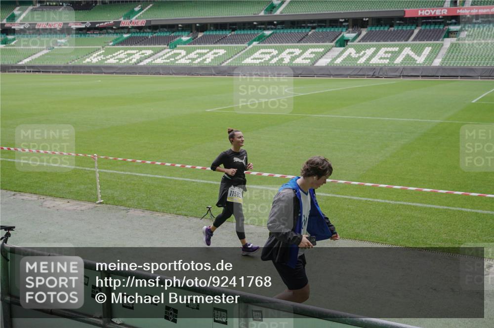 05.10.2025 - 20. swb-Marathon Bremen Michael Burmester http://msf.ph/oto/9241768 05.10.2025 10:35:15 Laufen im Stadion 7147, 7163, 9183, 9188, 9201, 9219, 9292, 9350, 9430, 9495, 9508, 9540, 9550, 9576, 9582, 9601, 9612, 9622, 9625, 9666, 9669, 9672, 9720, 9722, 9766, 9790, 9797, 9847, 9886, 9914, 9925, 9952, 9962, 9968, 9981, 10049, 10055, 10080, 10084, 10105, 10145, 10169, 10179, 10200, 10225, 10260, 10263, 10281, 10329, 10341, 10368, 10377, 10395, 10397, 10527, 10555, 10644, 10645, 10653, 10694, 10834, 10845, 10950, 10988, 7101, 7215, 9372, 9472, 9547, 9585, 9719, 9783, 9820 meine-sportfotos.de
