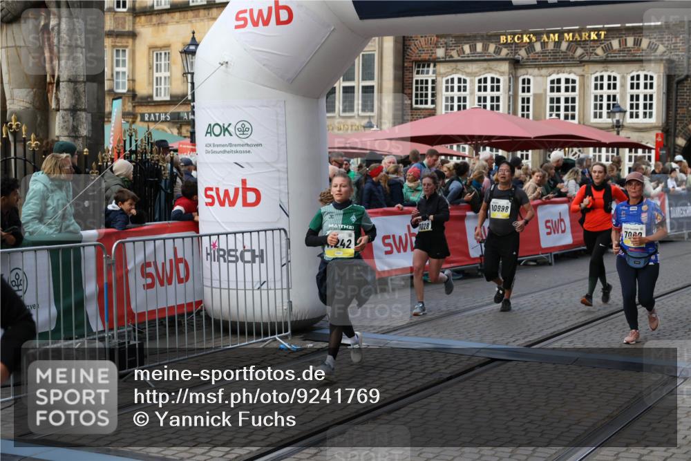 05.10.2025 - 20. swb-Marathon Bremen Yannick Fuchs http://msf.ph/oto/9241769 05.10.2025 11:08:47 Ziel 7069, 7706, 9276, 9982, 10134, 10212, 10787, 10998, 11028, 11073, 11076, 11242 meine-sportfotos.de