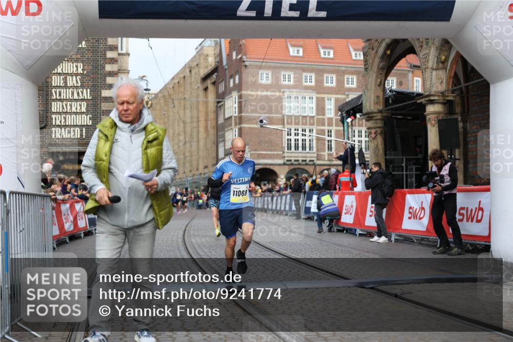05.10.2025 - 20. swb-Marathon Bremen Yannick Fuchs http://msf.ph/oto/9241774 05.10.2025 10:41:23 Ziel 9262, 11069, 11086 meine-sportfotos.de