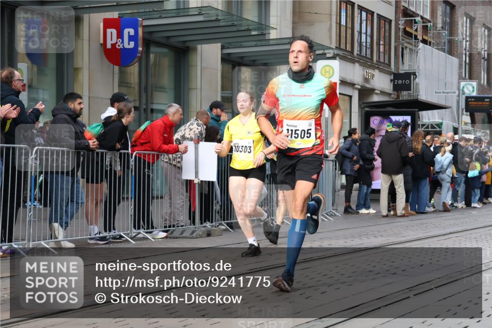 05.10.2025 - 20. swb-Marathon Bremen Strokosch-Dieckow http://msf.ph/oto/9241775 05.10.2025 10:48:19 Ziel 7414, 9261, 9298, 9385, 9406, 9437, 9478, 9482, 9674, 9729, 10131, 10177, 10303, 10685, 10799, 11005, 11096, 11357, 11505, 7414, 9261, 9298, 9385, 9406, 9437, 9478, 9482, 9674, 9729, 10131, 10177, 10303, 10685, 10799, 11005, 11096, 11357, 11505 meine-sportfotos.de
