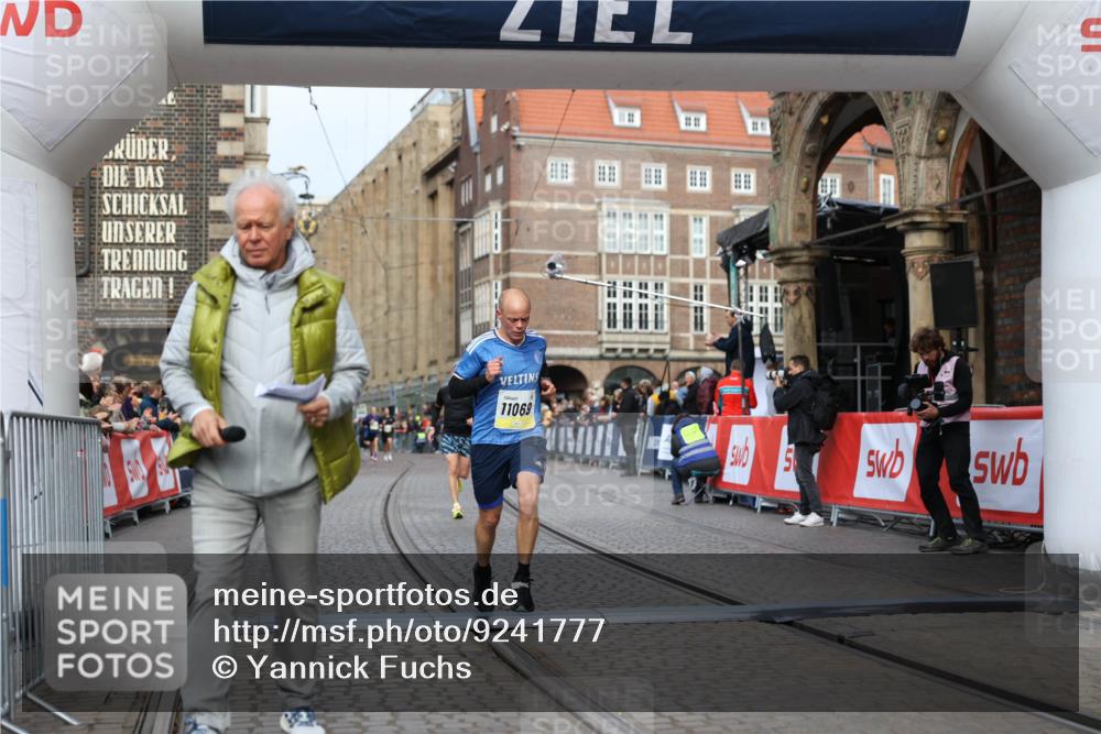 05.10.2025 - 20. swb-Marathon Bremen Yannick Fuchs http://msf.ph/oto/9241777 05.10.2025 10:41:23 Ziel 9262, 11069, 11086 meine-sportfotos.de