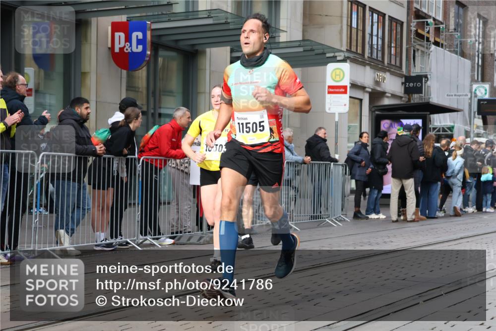 05.10.2025 - 20. swb-Marathon Bremen Strokosch-Dieckow http://msf.ph/oto/9241786 05.10.2025 10:48:19 Ziel 7414, 9261, 9298, 9385, 9406, 9437, 9478, 9482, 9674, 9729, 10131, 10177, 10303, 10685, 10799, 11005, 11096, 11357, 11505, 7414, 9261, 9298, 9385, 9406, 9437, 9478, 9482, 9674, 9729, 10131, 10177, 10303, 10685, 10799, 11005, 11096, 11357, 11505 meine-sportfotos.de