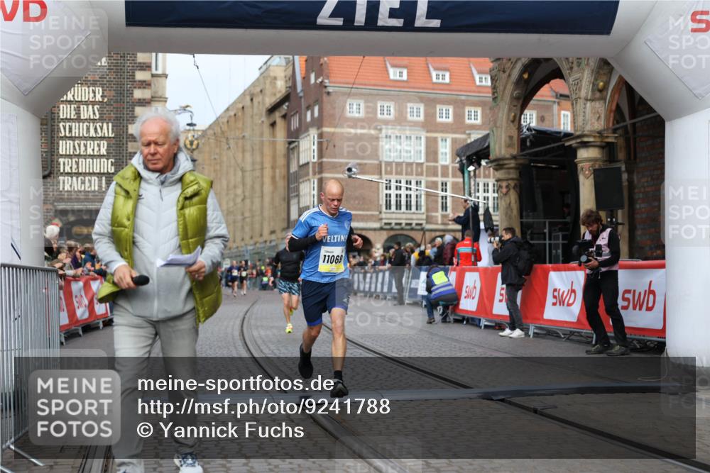 05.10.2025 - 20. swb-Marathon Bremen Yannick Fuchs http://msf.ph/oto/9241788 05.10.2025 10:41:23 Ziel 9262, 11069, 11086 meine-sportfotos.de