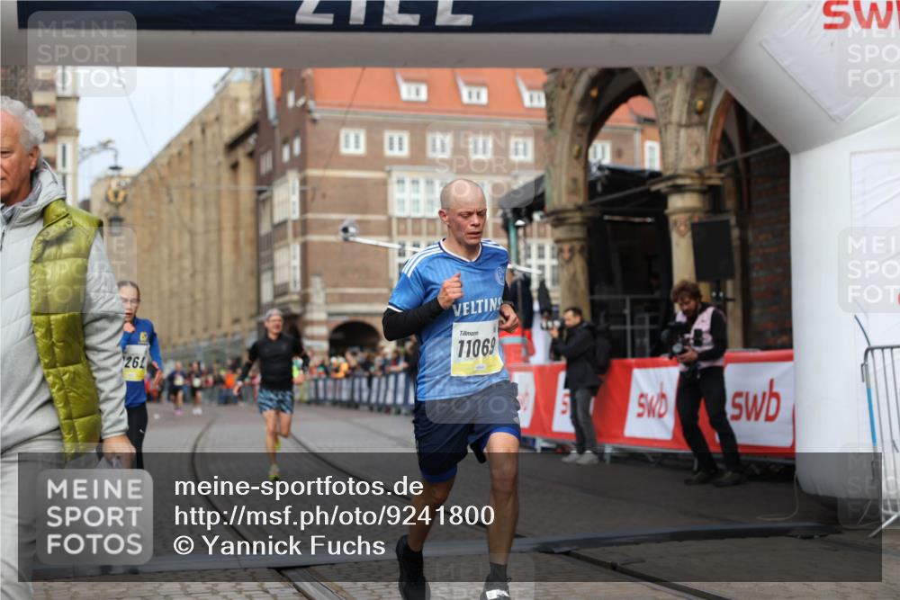 05.10.2025 - 20. swb-Marathon Bremen Yannick Fuchs http://msf.ph/oto/9241800 05.10.2025 10:41:23 Ziel 9262, 11069, 11086 meine-sportfotos.de