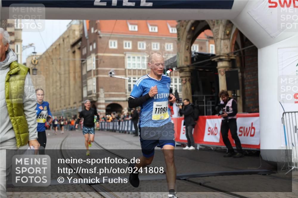 05.10.2025 - 20. swb-Marathon Bremen Yannick Fuchs http://msf.ph/oto/9241808 05.10.2025 10:41:23 Ziel 9262, 11069, 11086 meine-sportfotos.de
