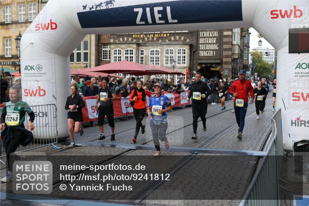 05.10.2025 - 20. swb-Marathon Bremen Yannick Fuchs http://msf.ph/oto/9241812 05.10.2025 11:08:47 Ziel 7069, 7706, 9276, 9982, 10134, 10212, 10787, 10998, 11028, 11073, 11076, 11242 meine-sportfotos.de