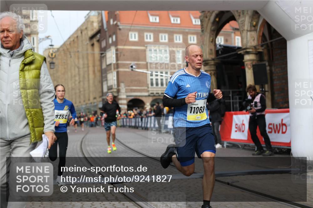 05.10.2025 - 20. swb-Marathon Bremen Yannick Fuchs http://msf.ph/oto/9241827 05.10.2025 10:41:24 Ziel 9262, 11069, 11086 meine-sportfotos.de