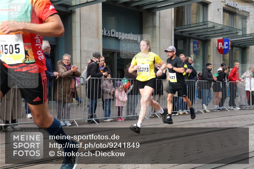 05.10.2025 - 20. swb-Marathon Bremen Strokosch-Dieckow http://msf.ph/oto/9241849 05.10.2025 10:48:21 Ziel 7414, 9261, 9385, 9406, 9437, 9478, 9482, 9674, 9729, 10047, 10177, 10303, 10685, 10799, 11005, 11096, 11357, 11505, 7414, 9261, 9385, 9406, 9437, 9478, 9482, 9674, 9729, 10047, 10177, 10303, 10685, 10799, 11005, 11096, 11357, 11505 meine-sportfotos.de