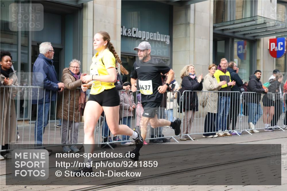 05.10.2025 - 20. swb-Marathon Bremen Strokosch-Dieckow http://msf.ph/oto/9241859 05.10.2025 10:48:21 Ziel 7414, 9261, 9385, 9406, 9437, 9478, 9482, 9674, 9729, 10047, 10177, 10303, 10685, 10799, 11005, 11096, 11357, 11505, 7414, 9261, 9385, 9406, 9437, 9478, 9482, 9674, 9729, 10047, 10177, 10303, 10685, 10799, 11005, 11096, 11357, 11505 meine-sportfotos.de