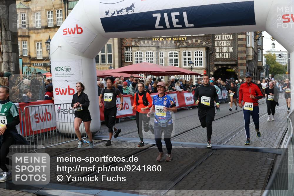 05.10.2025 - 20. swb-Marathon Bremen Yannick Fuchs http://msf.ph/oto/9241860 05.10.2025 11:08:48 Ziel 7069, 7706, 9191, 9276, 9589, 9982, 10134, 10212, 10567, 10787, 10998, 11028, 11073, 11076, 11242, 11479, 11590 meine-sportfotos.de