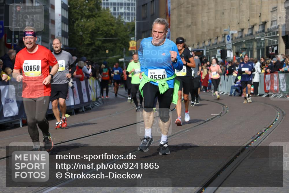 05.10.2025 - 20. swb-Marathon Bremen Strokosch-Dieckow http://msf.ph/oto/9241865 05.10.2025 10:57:24 Ziel 7101, 9000, 9215, 9260, 9550, 9625, 10139, 10281, 10367, 10645, 10950, 11606 meine-sportfotos.de