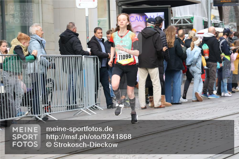05.10.2025 - 20. swb-Marathon Bremen Strokosch-Dieckow http://msf.ph/oto/9241868 05.10.2025 10:48:25 Ziel 7414, 9255, 9261, 9385, 9406, 9478, 9482, 9583, 9674, 9729, 10047, 10303, 10799, 10877, 11096, 11248, 7414, 9255, 9261, 9385, 9406, 9478, 9482, 9583, 9674, 9729, 10047, 10303, 10799, 10877, 11096, 11248 meine-sportfotos.de