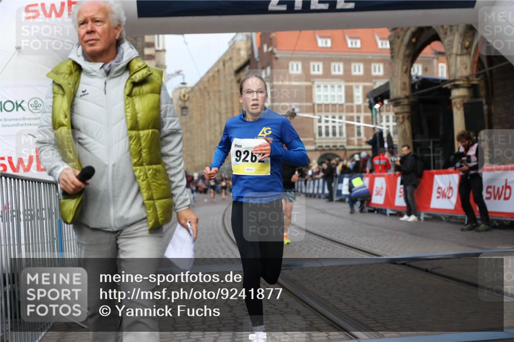 05.10.2025 - 20. swb-Marathon Bremen Yannick Fuchs http://msf.ph/oto/9241877 05.10.2025 10:41:25 Ziel 9262, 11069, 11086 meine-sportfotos.de