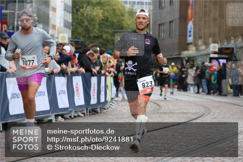 05.10.2025 - 20. swb-Marathon Bremen Strokosch-Dieckow http://msf.ph/oto/9241881 05.10.2025 12:43:40 Ziel 923, 1077 meine-sportfotos.de