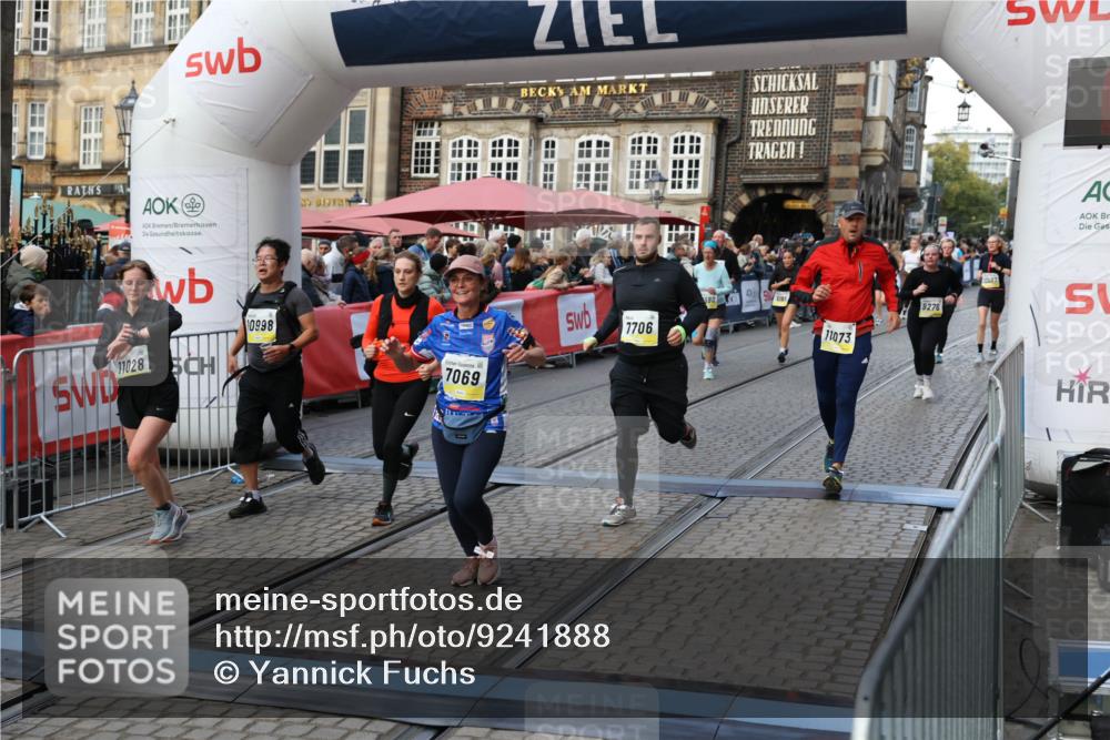 05.10.2025 - 20. swb-Marathon Bremen Yannick Fuchs http://msf.ph/oto/9241888 05.10.2025 11:08:48 Ziel 7069, 7706, 9191, 9276, 9589, 9982, 10134, 10212, 10567, 10787, 10998, 11028, 11073, 11076, 11242, 11479, 11590 meine-sportfotos.de