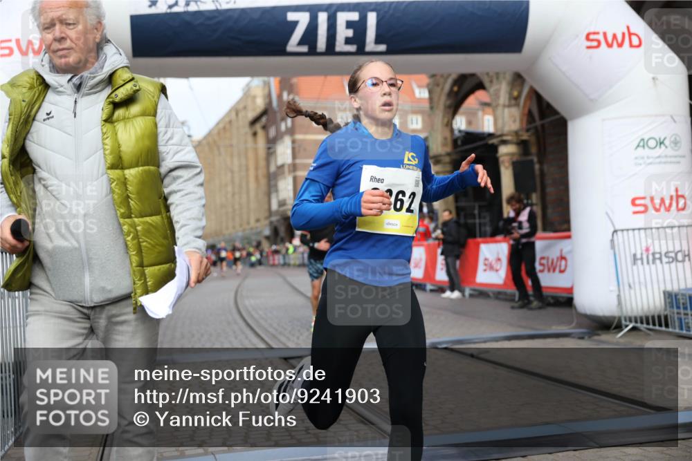 05.10.2025 - 20. swb-Marathon Bremen Yannick Fuchs http://msf.ph/oto/9241903 05.10.2025 10:41:25 Ziel 9262, 11069, 11086 meine-sportfotos.de