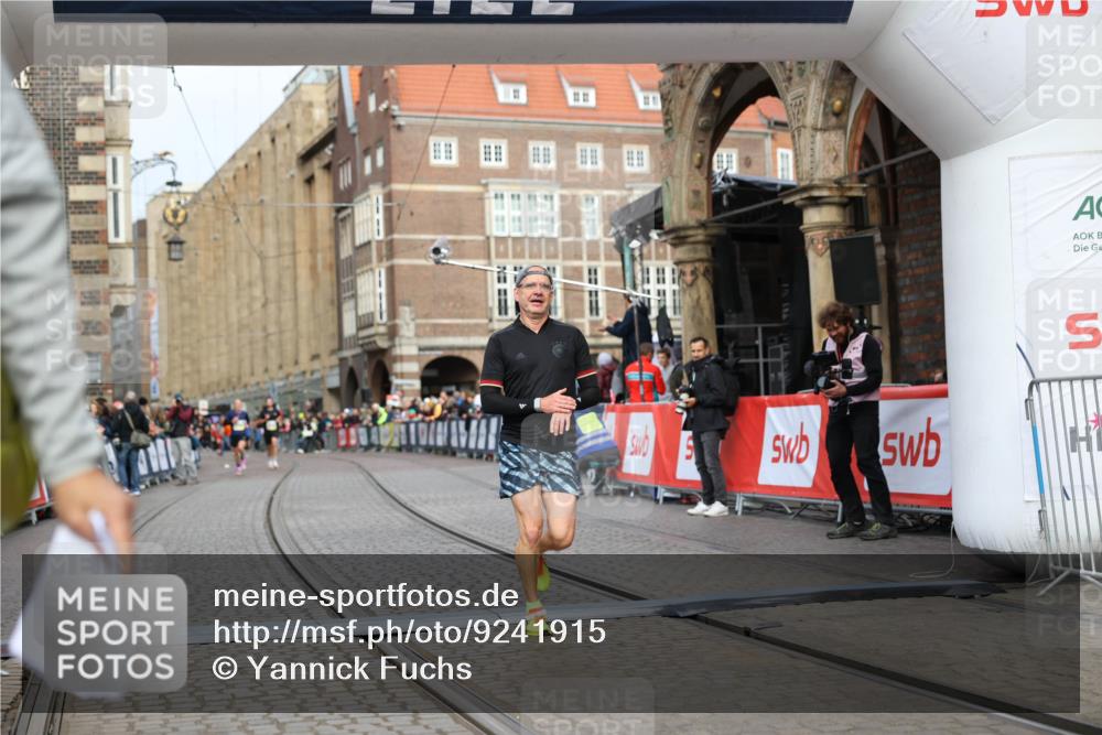 05.10.2025 - 20. swb-Marathon Bremen Yannick Fuchs http://msf.ph/oto/9241915 05.10.2025 10:41:25 Ziel 9262, 11069, 11086 meine-sportfotos.de
