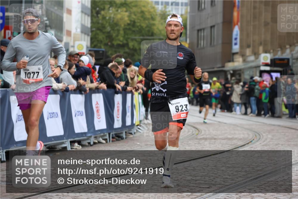 05.10.2025 - 20. swb-Marathon Bremen Strokosch-Dieckow http://msf.ph/oto/9241919 05.10.2025 12:43:40 Ziel 923, 1077 meine-sportfotos.de