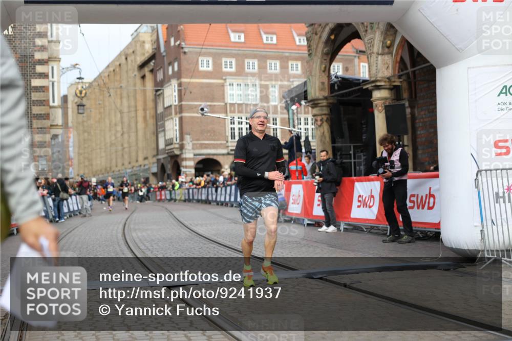 05.10.2025 - 20. swb-Marathon Bremen Yannick Fuchs http://msf.ph/oto/9241937 05.10.2025 10:41:26 Ziel 9262, 11069, 11086 meine-sportfotos.de
