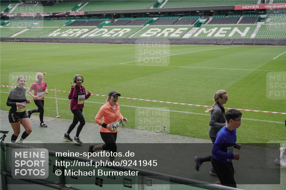 05.10.2025 - 20. swb-Marathon Bremen Michael Burmester http://msf.ph/oto/9241945 05.10.2025 10:35:23 Laufen im Stadion 7163, 9183, 9188, 9201, 9219, 9350, 9433, 9451, 9495, 9508, 9540, 9550, 9576, 9582, 9601, 9612, 9622, 9625, 9666, 9672, 9722, 9766, 9790, 9847, 9886, 9914, 9925, 9937, 9952, 9962, 9968, 9981, 10039, 10049, 10055, 10059, 10080, 10084, 10105, 10145, 10169, 10179, 10225, 10260, 10263, 10281, 10353, 10359, 10368, 10377, 10395, 10555, 10644, 10653, 10694, 10834, 10845, 10950, 10988, 7147, 7215, 9292, 9372, 9430, 9547, 9585, 9669, 9719, 9783 meine-sportfotos.de