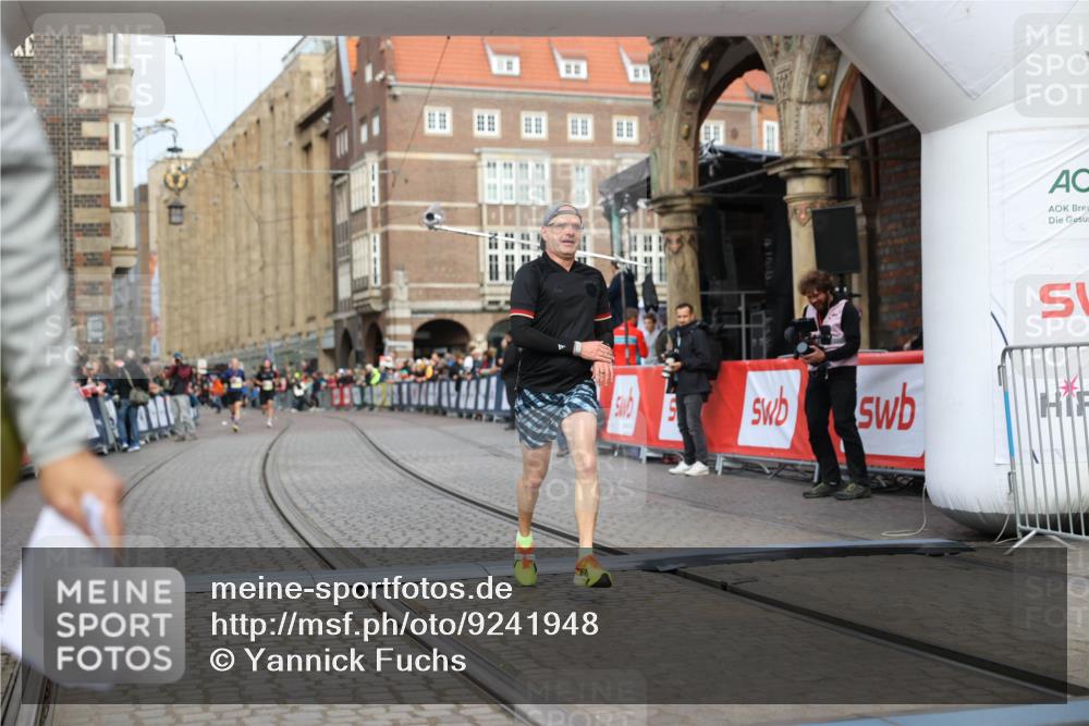 05.10.2025 - 20. swb-Marathon Bremen Yannick Fuchs http://msf.ph/oto/9241948 05.10.2025 10:41:26 Ziel 9262, 11069, 11086 meine-sportfotos.de