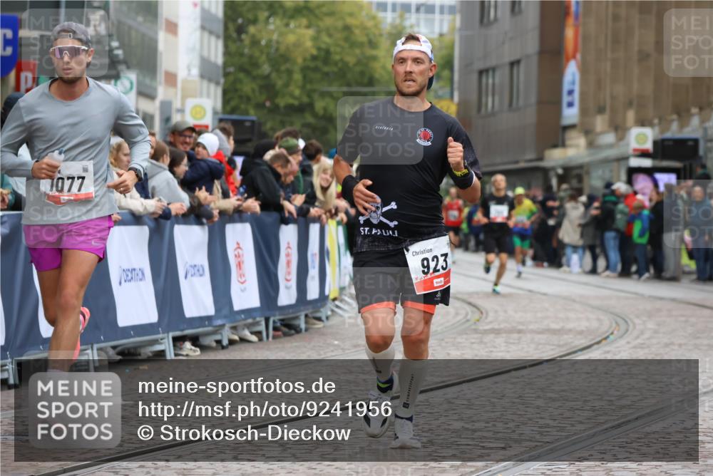 05.10.2025 - 20. swb-Marathon Bremen Strokosch-Dieckow http://msf.ph/oto/9241956 05.10.2025 12:43:40 Ziel 923, 1077 meine-sportfotos.de