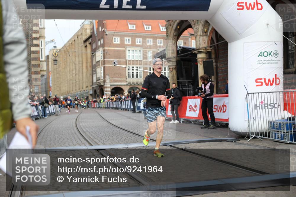 05.10.2025 - 20. swb-Marathon Bremen Yannick Fuchs http://msf.ph/oto/9241964 05.10.2025 10:41:26 Ziel 9262, 11069, 11086 meine-sportfotos.de