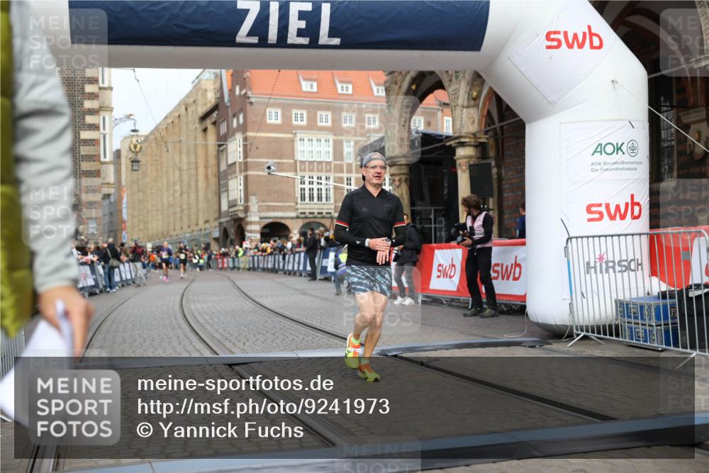 05.10.2025 - 20. swb-Marathon Bremen Yannick Fuchs http://msf.ph/oto/9241973 05.10.2025 10:41:26 Ziel 9262, 11069, 11086 meine-sportfotos.de