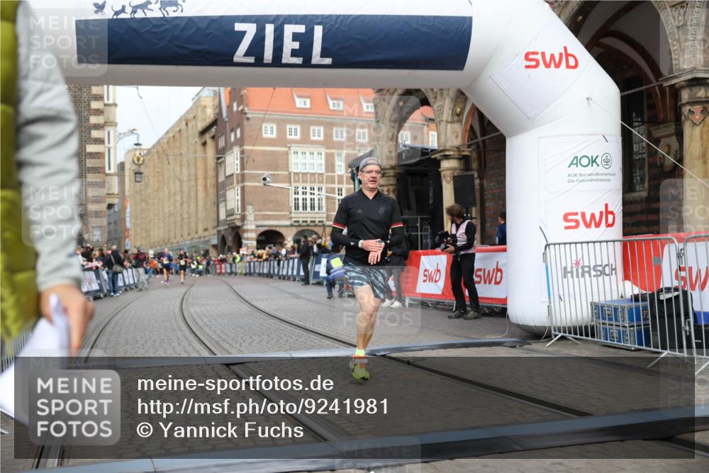 05.10.2025 - 20. swb-Marathon Bremen Yannick Fuchs http://msf.ph/oto/9241981 05.10.2025 10:41:26 Ziel 9262, 11069, 11086 meine-sportfotos.de
