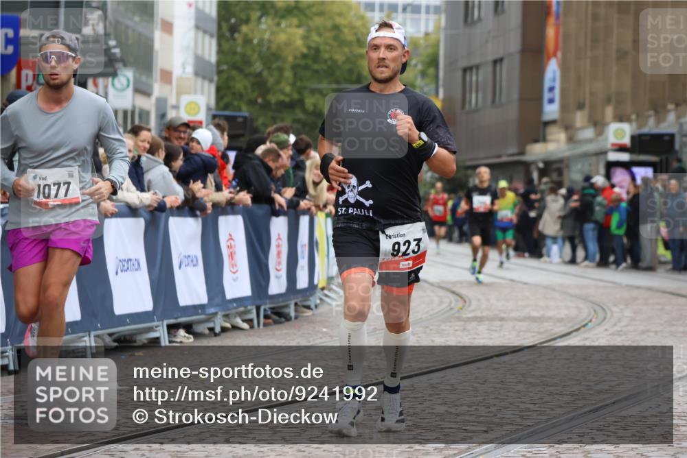 05.10.2025 - 20. swb-Marathon Bremen Strokosch-Dieckow http://msf.ph/oto/9241992 05.10.2025 12:43:40 Ziel 923, 1077 meine-sportfotos.de