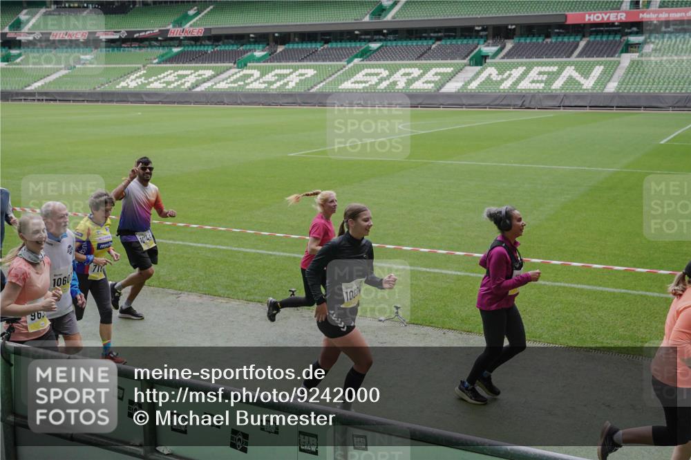 05.10.2025 - 20. swb-Marathon Bremen Michael Burmester http://msf.ph/oto/9242000 05.10.2025 10:35:24 Laufen im Stadion 7163, 9183, 9188, 9201, 9219, 9350, 9433, 9451, 9495, 9508, 9540, 9550, 9576, 9582, 9601, 9612, 9622, 9625, 9666, 9672, 9722, 9766, 9790, 9847, 9886, 9914, 9925, 9937, 9952, 9962, 9968, 9981, 10039, 10049, 10055, 10059, 10080, 10084, 10105, 10138, 10145, 10169, 10179, 10225, 10250, 10260, 10263, 10281, 10353, 10359, 10368, 10377, 10395, 10555, 10644, 10653, 10694, 10834, 10845, 10950, 10988, 7147, 7215, 9292, 9372, 9430, 9547, 9585, 9669, 9719, 9783 meine-sportfotos.de
