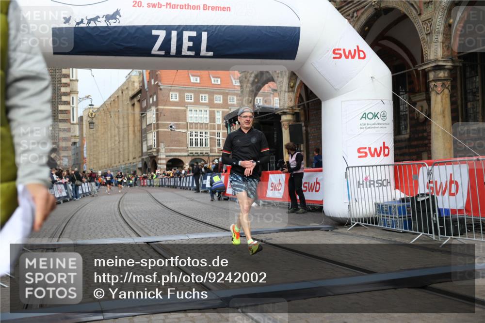 05.10.2025 - 20. swb-Marathon Bremen Yannick Fuchs http://msf.ph/oto/9242002 05.10.2025 10:41:26 Ziel 9262, 11069, 11086 meine-sportfotos.de