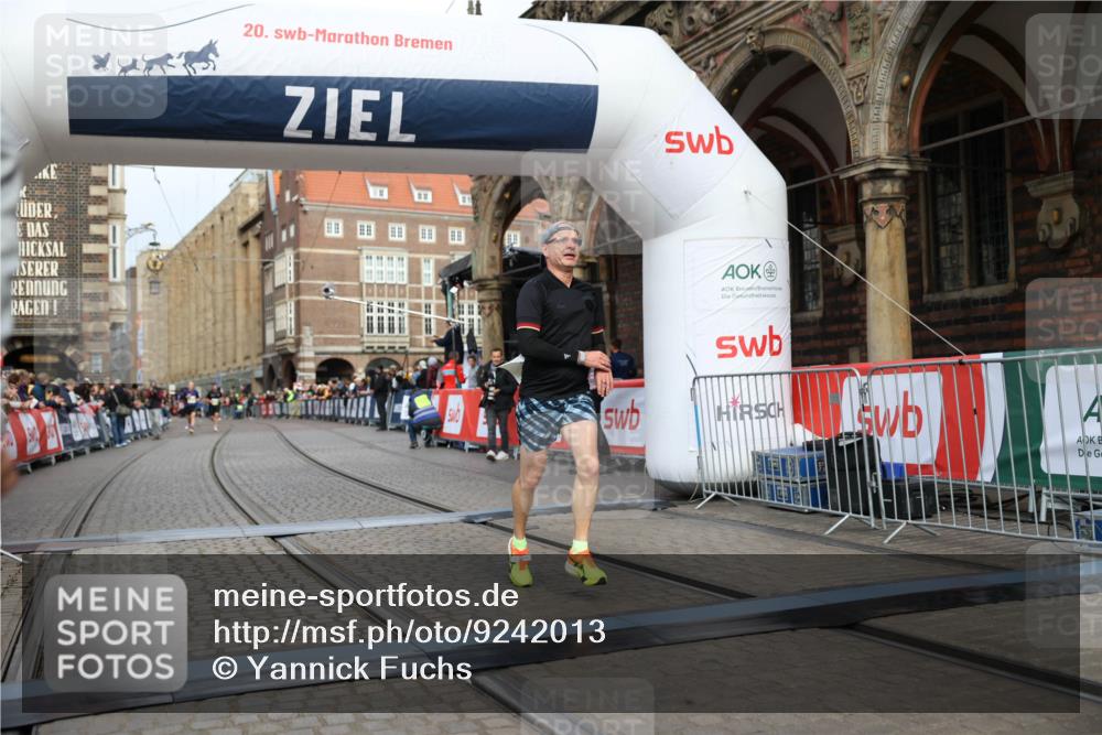05.10.2025 - 20. swb-Marathon Bremen Yannick Fuchs http://msf.ph/oto/9242013 05.10.2025 10:41:26 Ziel 9262, 11069, 11086 meine-sportfotos.de