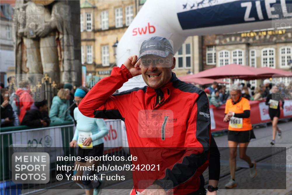 05.10.2025 - 20. swb-Marathon Bremen Yannick Fuchs http://msf.ph/oto/9242021 05.10.2025 11:08:53 Ziel 7069, 7706, 9191, 9274, 9276, 9589, 10051, 10567, 10939, 10998, 11028, 11073, 11076, 11479, 11590 meine-sportfotos.de