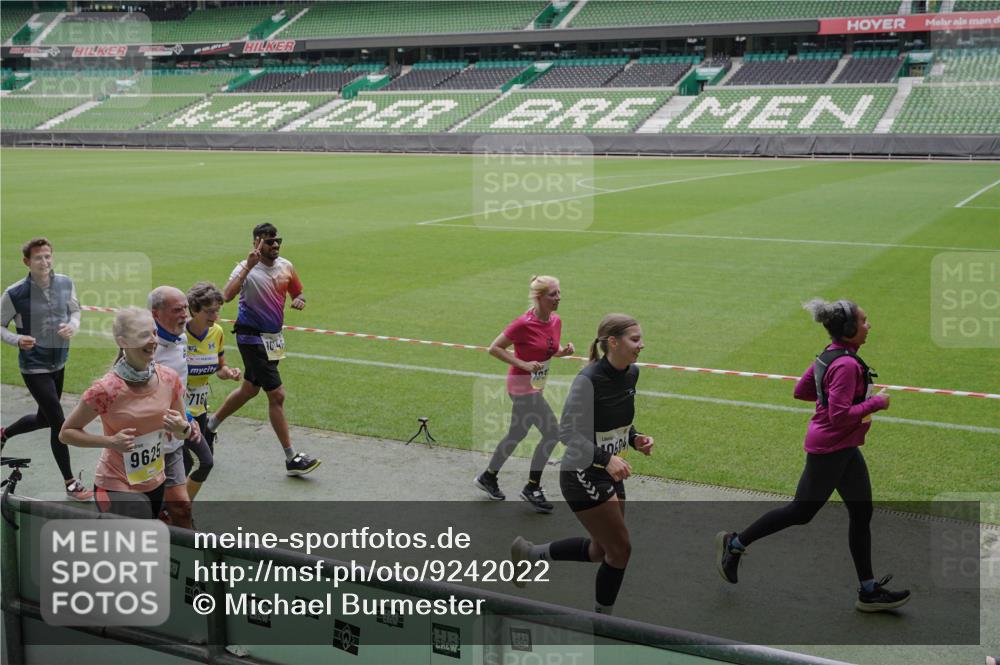 05.10.2025 - 20. swb-Marathon Bremen Michael Burmester http://msf.ph/oto/9242022 05.10.2025 10:35:24 Laufen im Stadion 7163, 9183, 9188, 9201, 9219, 9350, 9433, 9451, 9495, 9508, 9540, 9550, 9576, 9582, 9601, 9612, 9622, 9625, 9666, 9672, 9722, 9766, 9790, 9847, 9886, 9914, 9925, 9937, 9952, 9962, 9968, 9981, 10039, 10049, 10055, 10059, 10080, 10084, 10105, 10138, 10145, 10169, 10179, 10225, 10250, 10260, 10263, 10281, 10353, 10359, 10368, 10377, 10395, 10555, 10644, 10653, 10694, 10834, 10845, 10950, 10988, 7147, 7215, 9292, 9372, 9430, 9547, 9585, 9669, 9719, 9783 meine-sportfotos.de
