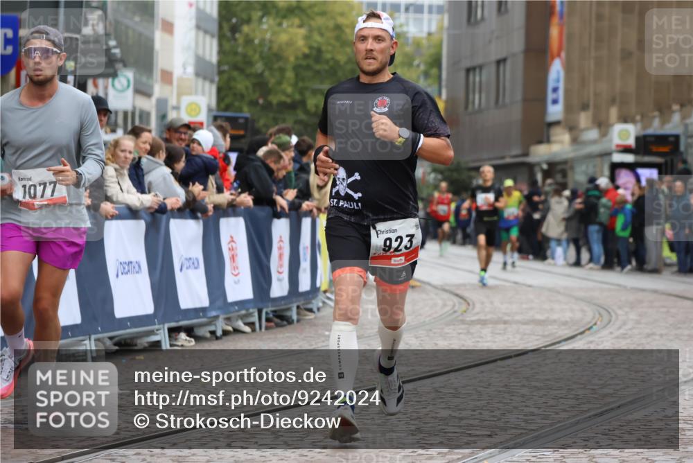 05.10.2025 - 20. swb-Marathon Bremen Strokosch-Dieckow http://msf.ph/oto/9242024 05.10.2025 12:43:40 Ziel 923, 1077 meine-sportfotos.de
